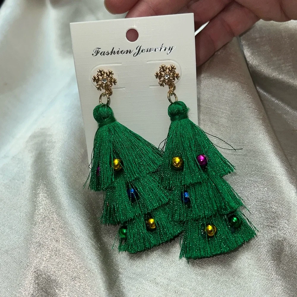 Christmas tree tassel earrings nwt - Picture 3 of 4